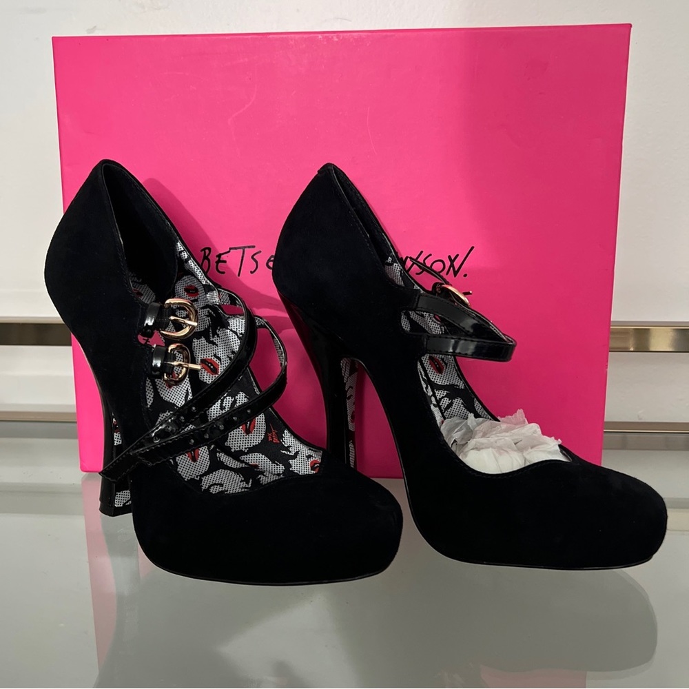 Betsey Johnson sued heels size 7
